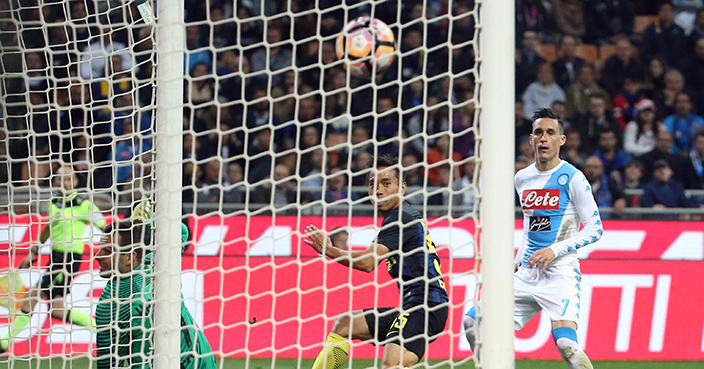 Napoli's Jose Callejon, right, scores during the Serie A soccer match between Inter Milan and Napoli at the Milan San Siro stadium, Italy, Sunday, April 30, 2017. (Matteo Bazzi/ANSA via AP)