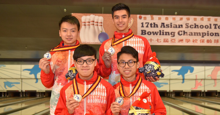 謝晉軒(後排左)、貝荻(後排右)、葉俊謙(前排左)、余浩彥 香港保齡球總會