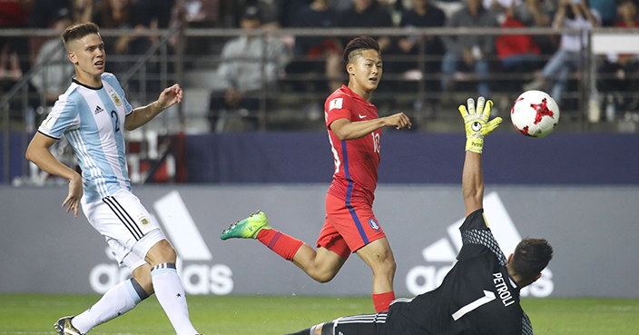 South Korea's Lee Seungwoo, center, scores a goal past Argentina's goalkeeper Franco Petroli (1) during their Group A soccer match in the FIFA U-20 World Cup Korea at Jeonju World Cup Stadium in Jeonju, South Korea, Tuesday, May 23, 2017. (Kim In-chul/Yonhap via AP)