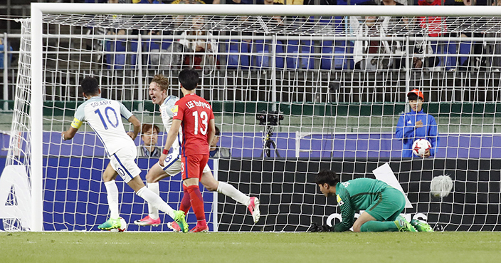 England's Kieran Dowell, second from left, celebrates his goal against South Korea during the Group A match in the FIFA U-20 World Cup Korea 2017 at Suwon World Cup Stadium in Suwon, South Korea, Friday, May 26, 2017. (Kim In-chul/Yonhap via AP)