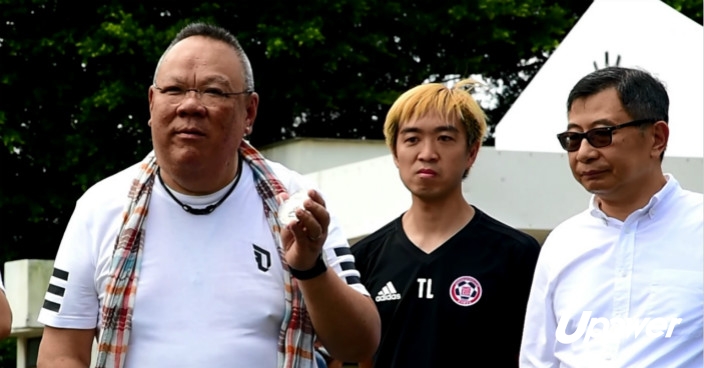 梁守志(左)手持去季港超聯賽亞軍獎牌訓示球員 本網記者攝