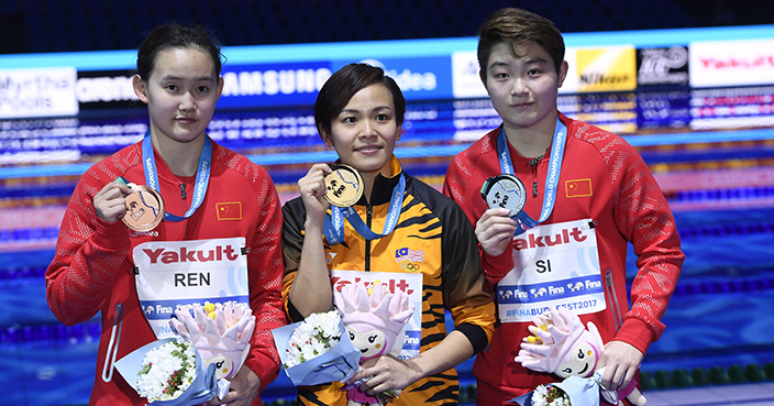 From left, bronze medalist Ren Qian of China, gold medalist Cheong Jun Hoong of Malaysia and silver medalist Si Yajie of China, pose for photographs during the medal ceremony of the women's Diving 10m Platform Final of the 17th FINA Swimming World Championships in Duna Arena in Budapest, Hungary, Wednesday, July 19, 2017. (Tibor Illyes/MTI via AP)