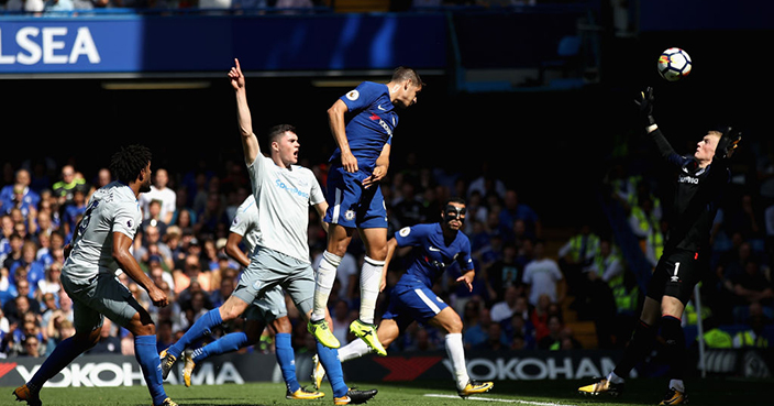 LONDON, ENGLAND - AUGUST 27:  Alvaro Morata of Chelsea scores his sides first goal during the Premier League match between Chelsea and Everton at Stamford Bridge on August 27, 2017 in London, England.  (Photo by Julian Finney/Getty Images)