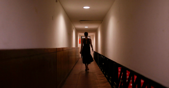 Julieta Questa賽前獨自在後台的走廊準備 (AP圖片)