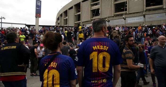 Supporters wait outside the the Camp Nou stadium ahead of the Spanish La Liga soccer match between Barcelona and Las Palmas in Barcelona, Spain, Sunday, Oct. 1, 2017. Barcelona's Spanish league game against Las Palmas will be played without fans amid the controversial referendum on Catalonia's independence. (AP Photo/Manu Fernandez)