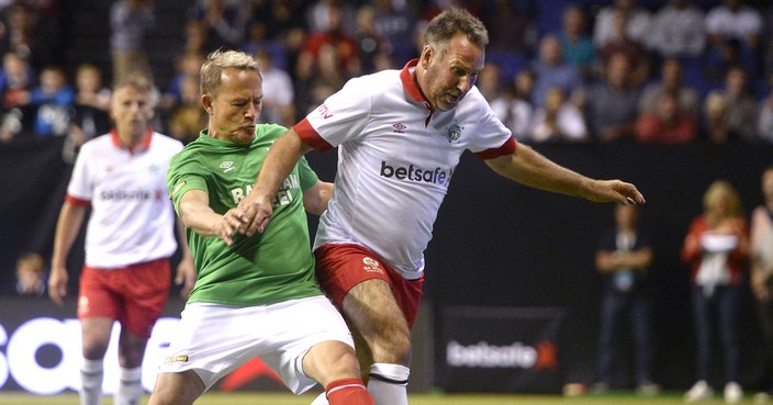 Star Sixes at The O2 London   15/7/2017
England v Mexico
Paul Merson (E) in action with  Luis Hernandez (M)