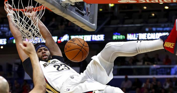 New Orleans Pelicans forward Anthony Davis (23) dunks against the Los Angeles Clippers in the second half of an NBA basketball game in New Orleans, Saturday, Nov. 11, 2017. (AP Photo/Scott Threlkeld)