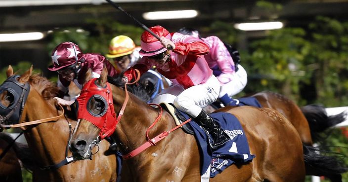 潘頓(右)策騎「大英雄」攻下首關 香港賽馬會官網圖片