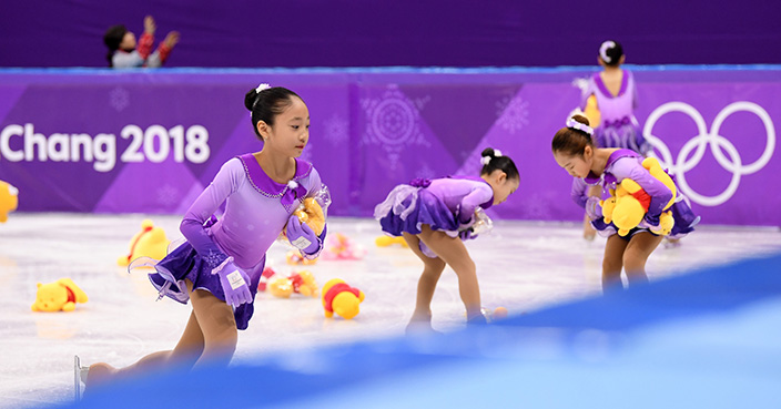 GANGNEUNG, SOUTH KOREA - FEBRUARY 17: Skaters pick up gifts thrown to the ice after Yuzuru Hanyu of Japan competes during the Men's Single Free Program on day eight of the PyeongChang 2018 Winter Olympic Games  at Gangneung Ice Arena on February 17, 2018 in Gangneung, South Korea.  (Photo by Harry How/Getty Images)