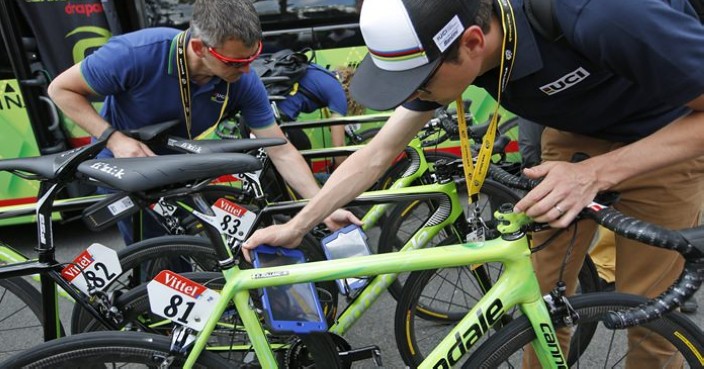 UCI人員檢查賽手的單車 AP圖片