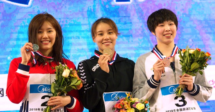 傅園慧(中)與劉湘(左)都在女子50米背泳獲亞運參賽資格 新華社圖片