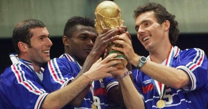 迪西里(左2)曾經幫助法國贏得世界盃冠軍。 AP圖片