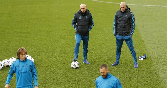 Real Madrid head coach Zinedine Zidane, top right, looks at his players during a training session at the team's Valdebebas training ground in Madrid, Monday, April 30, 2018. Real Madrid will play a Champions League semi final second leg soccer match with Bayern Munich on Tuesday, May 1. (AP Photo/Francisco Seco)