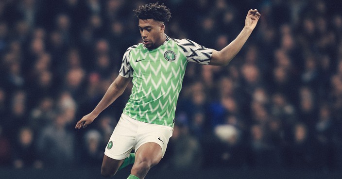 10th January 2018, Stamford Bridge, London, England; Carabao Cup football, semi final, 1st leg, Chelsea versus Arsenal; Alex Iwobi of Arsenal is under pressure from Ngolo Kante of Chelsea (Photo by Shaun Brooks/Action Plus via Getty Images)