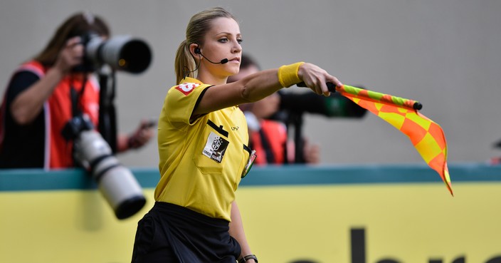 BELO HORIZONTE, BRAZIL - MAY 11: Referee Fernanda Colombo during a match between Atletico MG and Cruzeiro as part of Brasileirao Series A 2014 at Independencia stadium on may 11, 2014 in Belo Horizonte, Brazil. (Photo by Pedro Vilela/Getty Images)