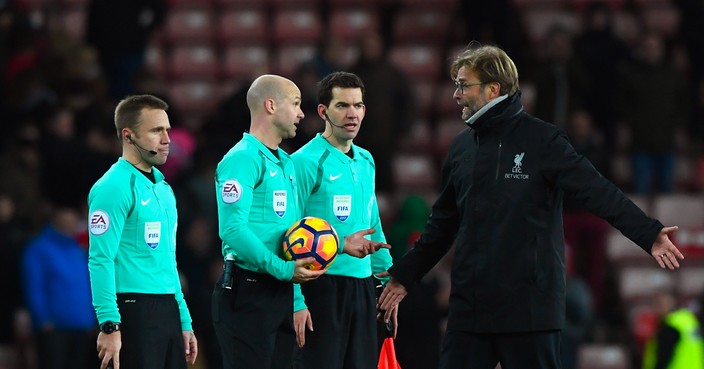 SUNDERLAND, ENGLAND - JANUARY 02:  Liverpool manager Jurgen Klopp (r) remonstrates with referee Anthony Taylor (2nd left) and his officials after the Premier League match between Sunderland and Liverpool at Stadium of Light on January 2, 2017 in Sunderland, England.  (Photo by Stu Forster/Getty Images)