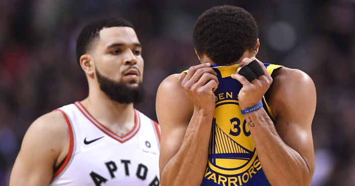 Golden State Warriors guard Stephen Curry (30) reacts in front of Toronto Raptors Fred VanVleet during the second half of Game 1 of basketball’s NBA Finals, Thursday, May 30, 2019, in Toronto. (Frank Gunn/The Canadian Press via AP)
