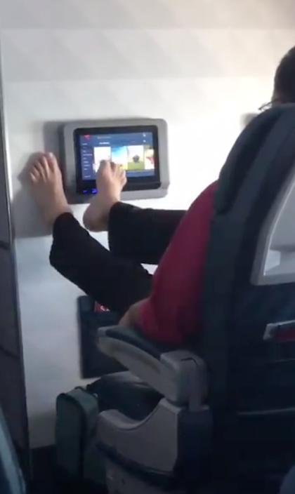 飛機客除鞋舉腳已經乞人憎竟然無品到用腳趾撳掣玩mon Upower