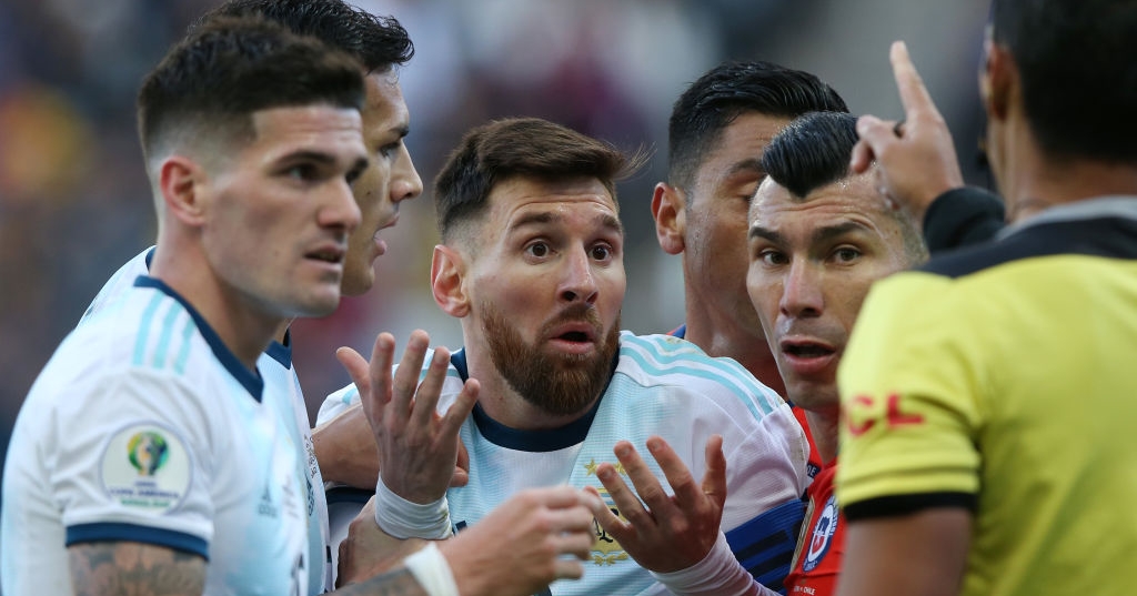 SAO PAULO, BRAZIL - JULY 06: Lionel Messi of Argentina and Gary Medel of Chile argue with Referee Mario Diaz de Vivar after being shown the red card during the Copa America Brazil 2019 Third Place match between Argentina and Chile at Arena Corinthians on July 06, 2019 in Sao Paulo, Brazil. (Photo by Alexandre Schneider/Getty Images)