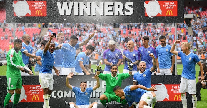 LONDON, ENGLAND - AUGUST 04: Players of Manchester City celebrate with the FA Community Shield following their team's victory in the FA Community Shield match between Liverpool and Manchester City at Wembley Stadium on August 04, 2019 in London, England. (Photo by Clive Mason/Getty Images)