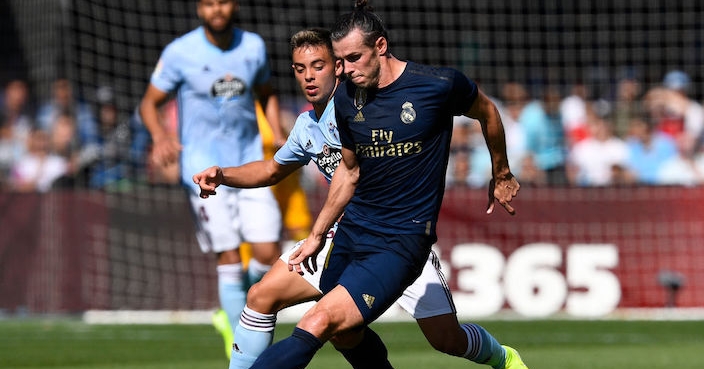 VIGO, SPAIN - AUGUST 17: David Costas of RC Celta competes for the ball with Gareth Bale of Real Madrid during the Liga match between RC Celta de Vigo and Real Madrid CF at Abanca-Bala√≠dos on August 17, 2019 in Vigo, Spain. (Photo by Octavio Passos/Getty Images)