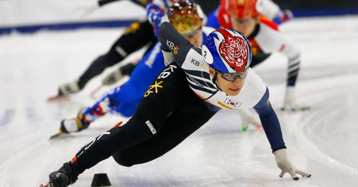 South Korea's Dae Heon Hwang competes during the finals of the men's 1000-meter at a World Cup short track speedskating event at the Utah Olympic Oval, Sunday, Nov. 3, 2019, in Kearns, Utah. (AP Photo/Rick Bowmer)