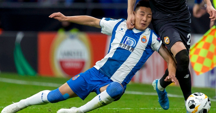 Espanyol's Wu Lei, left, fights for the ball with CSKA's Hoerdur Bjoergvin Magnusson during a Europa League soccer match Group H between RCD Espanyol and CSKA Moscow at the RCDE stadium in Barcelona, Spain, Thursday, Dec. 12, 2019. (AP Photo/Joan Monfort)