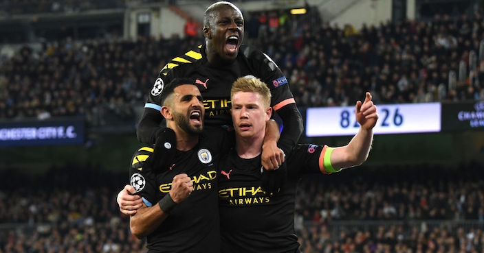 MADRID, SPAIN - FEBRUARY 26: Kevin De Bruyne of Manchester City celebrates with teammates Riyad Mahrez and Benjamin Mendy after scoring his team's second goal during the UEFA Champions League round of 16 first leg match between Real Madrid and Manchester City at Bernabeu on February 26, 2020 in Madrid, Spain. (Photo by David Ramos/Getty Images)